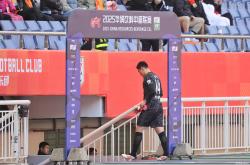 雷速体育-精彩的一幕：球队技高一筹，赢得关键比赛