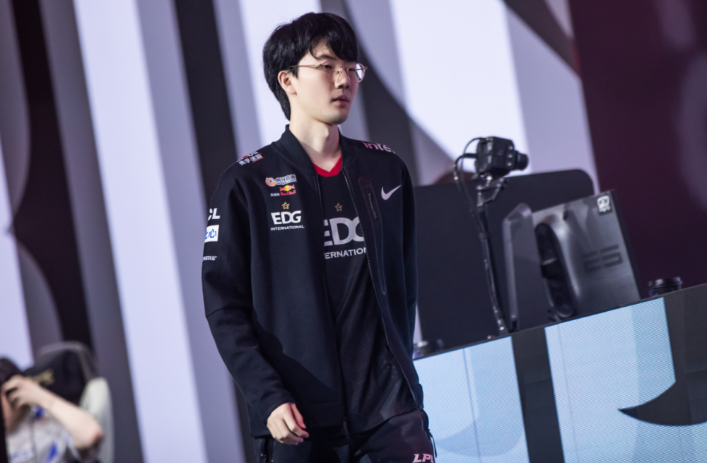 EDG险胜SHR,Scout操刀奇招英雄翻盘小组赛3:0(北京) EDG险胜SHR,Scout操刀奇招英雄翻盘小组赛3:0(北京)