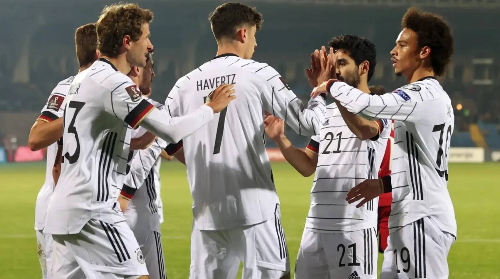 欧国联决赛球队归来,球迷热情迎接英雄 欧国联决赛球队归来,球迷热情迎接英雄