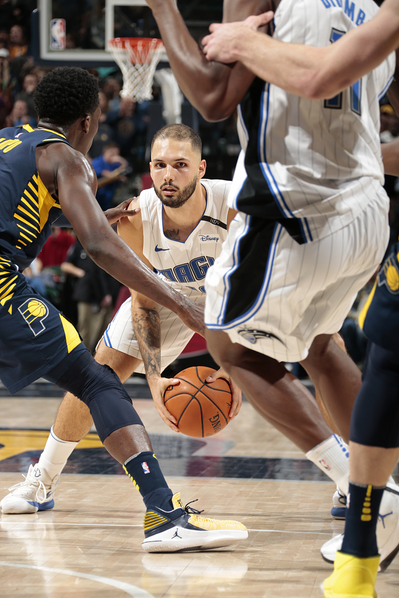 球队整体表现不佳，球员间默契应该继续培养